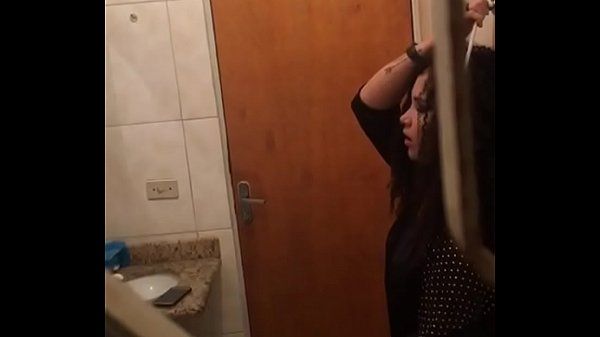 Video amador de lesbicas transando no banheiro