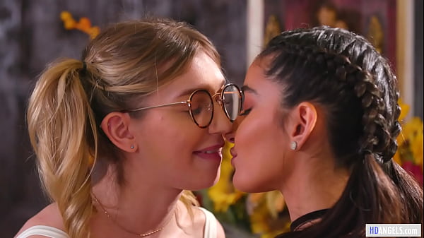 Nerds lésbicas se beijando gostoso em sexo lésbico